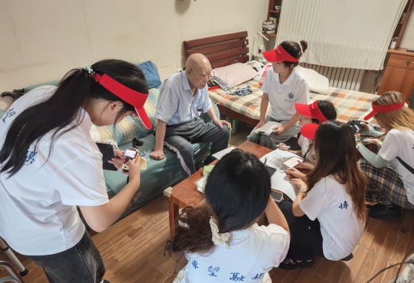 团队实地走访老一辈建校亲历者。437必赢会员中心供图