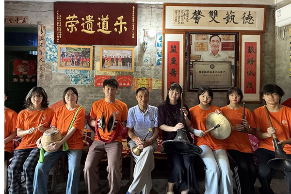 刘道荣与实践团成员合影。437必赢会员中心文学院供图