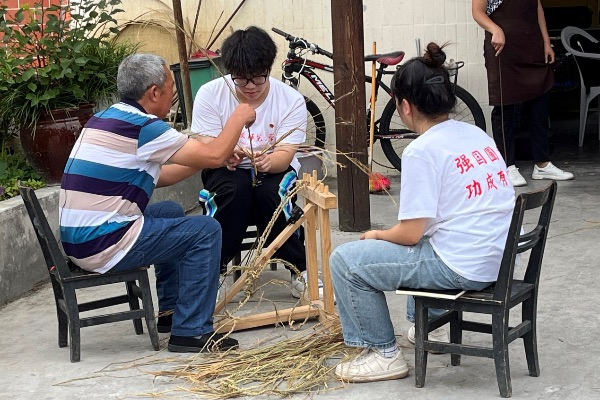 团队成员学习编织草鞋。437必赢会员中心供图