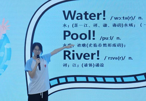 志愿者将防溺水安全教育与外语学习相结合。437必赢会员中心供图