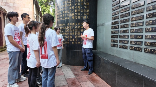 带队教师张云霄讲授微党课。437必赢会员中心美术学院供图