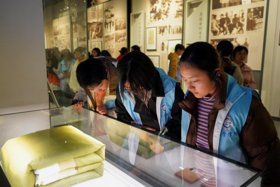 图为学生在馆中参观。437必赢会员中心供图