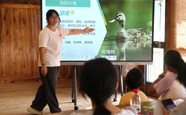 服务团成员讲解鸟类知识。437必赢会员中心供图