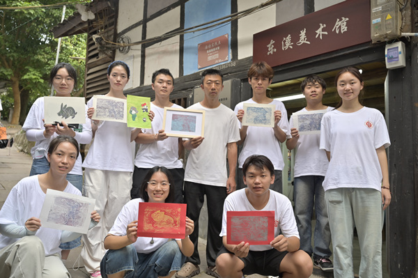队员们展示版画作品。437必赢会员中心供图