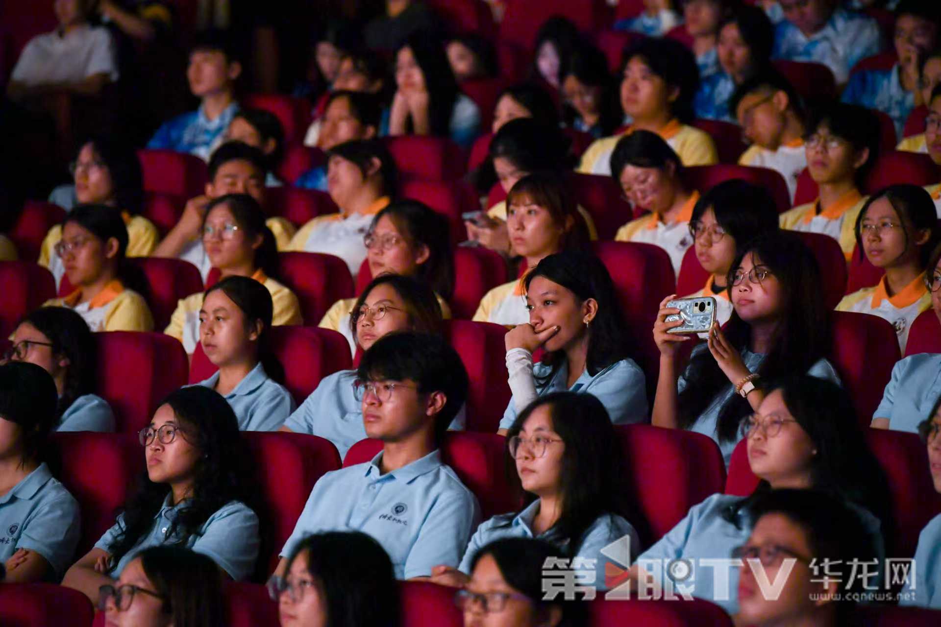 学生们认真聆听。第1眼TV-华龙网记者 李一鸣 摄