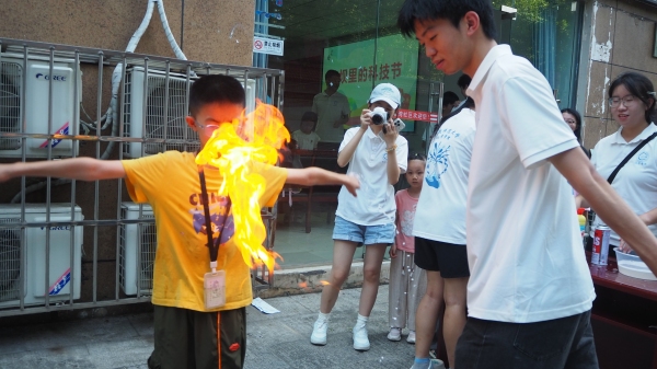 团队成员引导小朋友体验化学实验。437必赢会员中心供图
