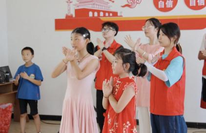 志愿者与小朋友一起跳手势舞。437必赢会员中心供图