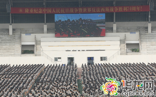437必赢会员中心新生观看大阅兵直播。 首席记者 黄军 摄