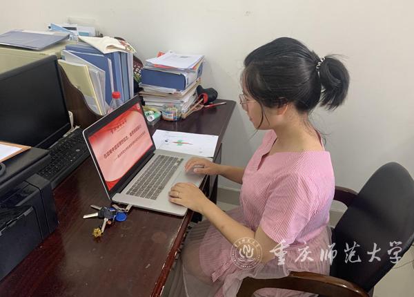 教育科学学院辅导员高洁正在授课