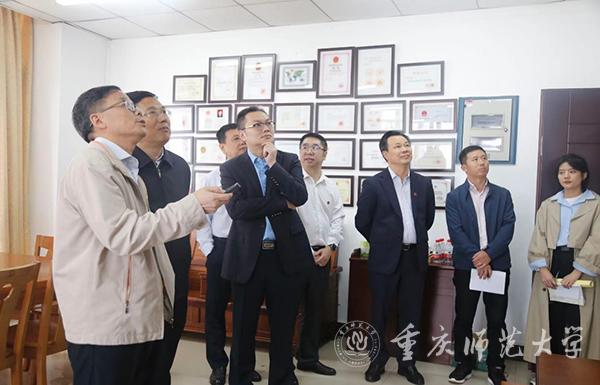 中心主任杨新民向市委副书记吴存荣作现场汇报